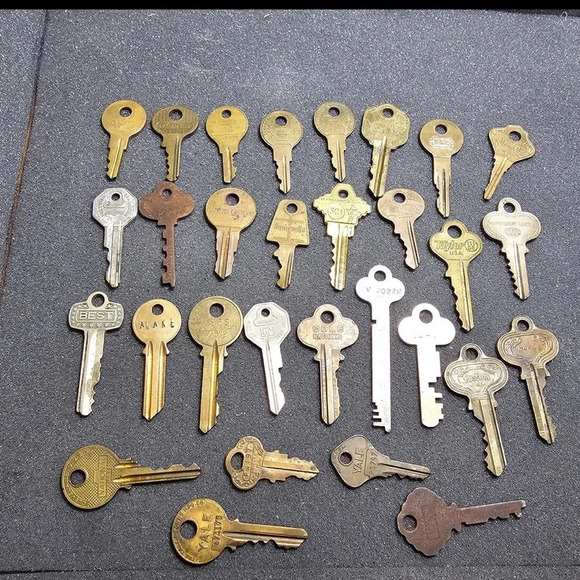 Lot Of 30 Vintage Keys Different Size Brand Color And Metals - Picture 1 of 7